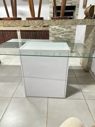 Mesa com base MDF e tampo de vidro