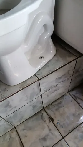 Sanitário com caixa acoplada Eternit.