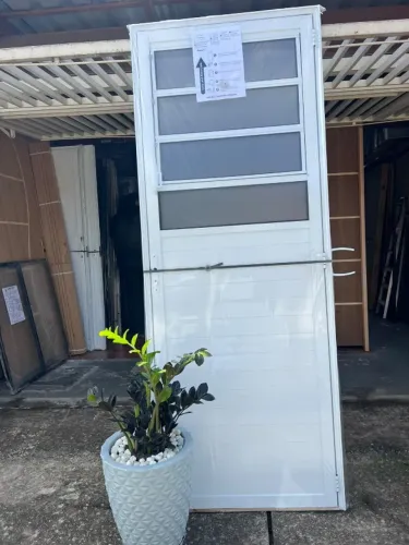 PORTA DE ALUMÍNIO BASCULANTE LISA - BRANCA COM MAÇANETA