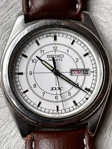 Relógio Seiko DX Quartz Vintage - Calibre 5Y23 | Mostrador Branco | Day-Date