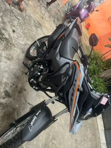 XRE extra...toda adesivada moto top rolo em carro aceito volta
