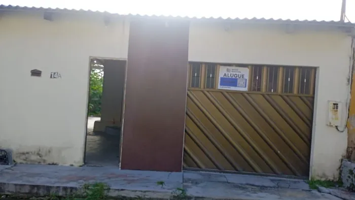 //Casa com quintal e garagem no Nova Cidade
