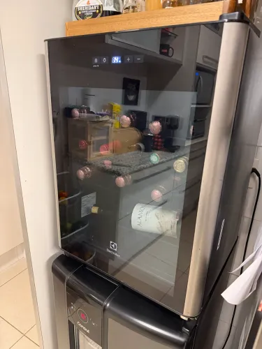 Adega Electrolux 24 garrafas