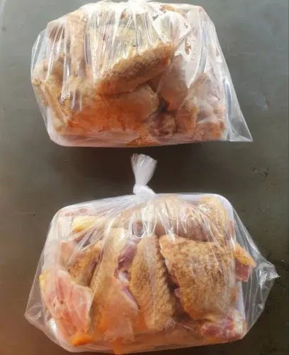 Frango caipira abatido e limpo