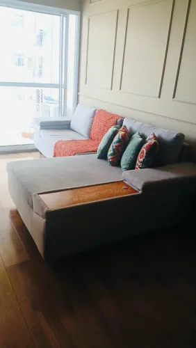 Sofá 5 Lugares com Chaise Direito Clássico com Entrada USB Linho Bege