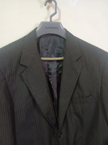 Vende se um paletó preto listrado,G,pouco uso