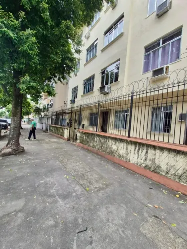 Excelente Apartamento Térreo com 80m², 02 Quartos, dependência completa e Quintal