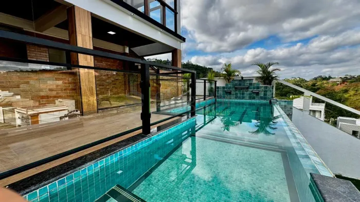 Casa de alto padrão com 4 suítes, piscina de borda infinita e vista permanente