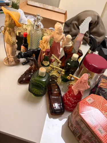 Lote de perfumes e vidros antigos Avon