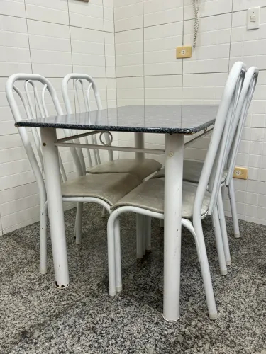 Mesa de cozinha com tampo de fórmica imitando granito 4 lugares