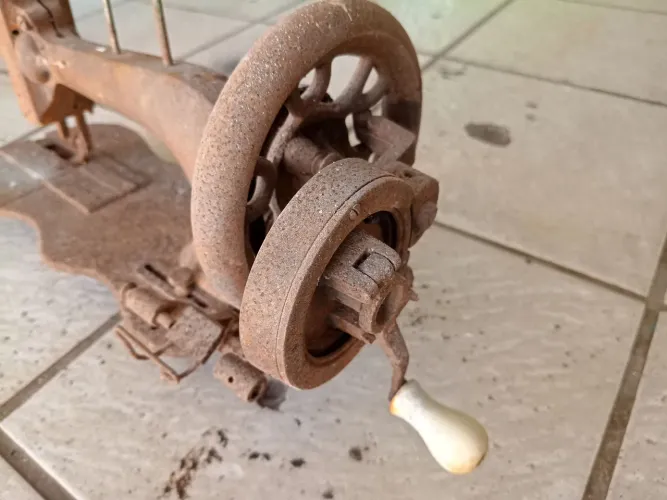 Máquina de costura antiga, as primeiras máquinas de costura