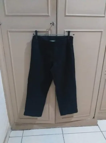 Calça social Capri.  Cor preta.