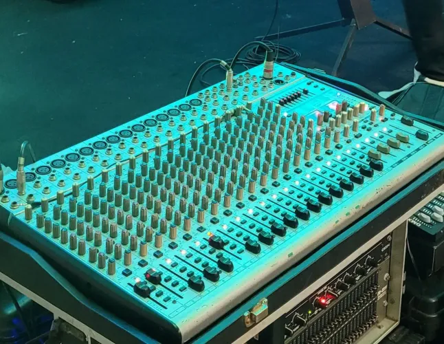 Mesa de som Behringer