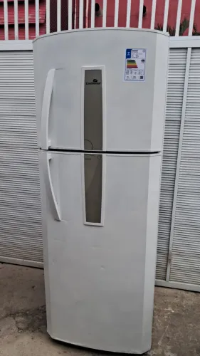 Geladeira duas portas frosfree em ótimo estado de uso