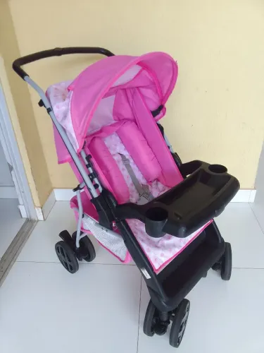 Carrinho de bebê rosa