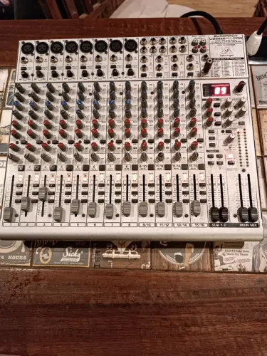 Mesa Behringer 16 canais( parcelo) 