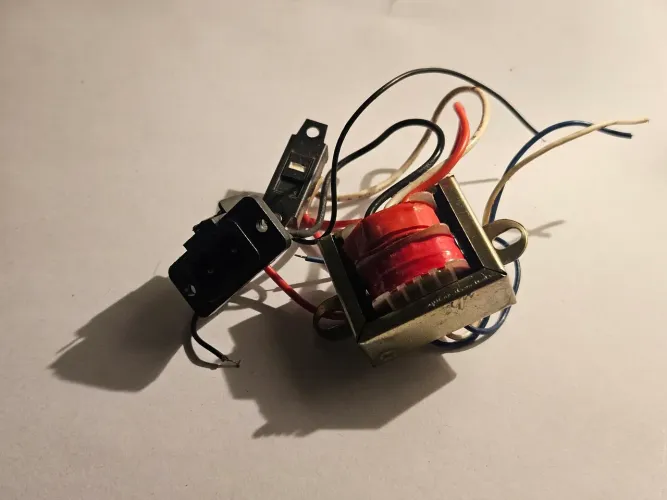 Transformador de Alimentação com Conector C7 e Chave Liga/Desliga