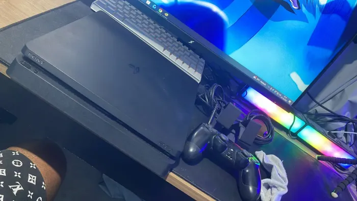 PlayStation 4 slim em bom estado
