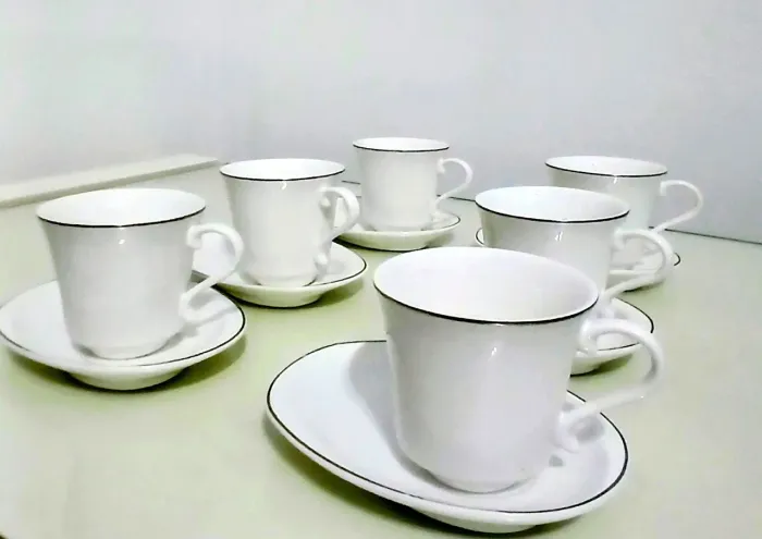 Conjunto de 6 Xícaras com Pires Brancos com Bordas em Prata - 70ml