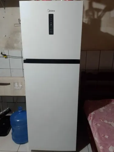Geladeira duplex branca Midea.