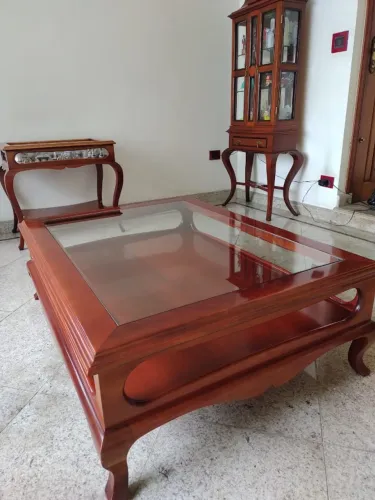 Mesa de Centro Clássica em Madeira Maciça com Tampo de Vidro