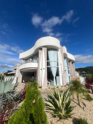 Casa 4 Quartos Decorada Aluguel Anual no Condomínio Caledônia Camboriú