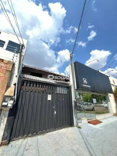 Casa para fins residenciais ou comerciais, disponível para locação na Rua Presidente Dutra