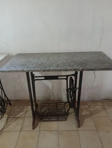 Pede de máquina com tampo de mármore