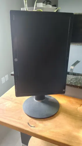 Monitor LG LCD 19" modelo W1942PE - Base com regulagem de altura e rotação do monitor.