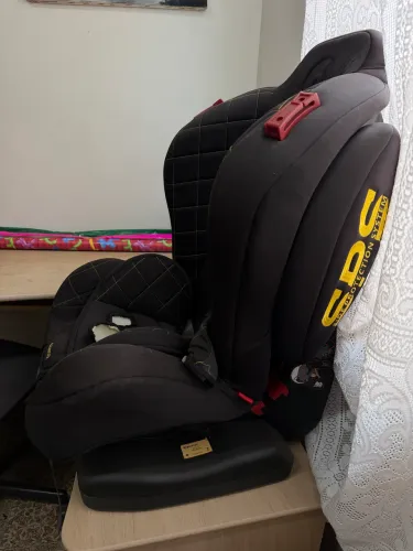 cadeira para carro Zaya da marca Dzieco (modelo D805), na cor preta com costuras amarelas.
