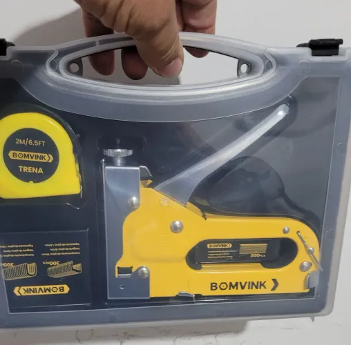 Kit Grampeador para tapeceiro com 1100 grampos de 3 tipos.