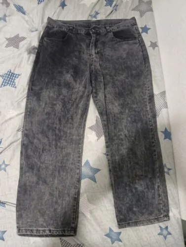 calça jeans estilo acid wash