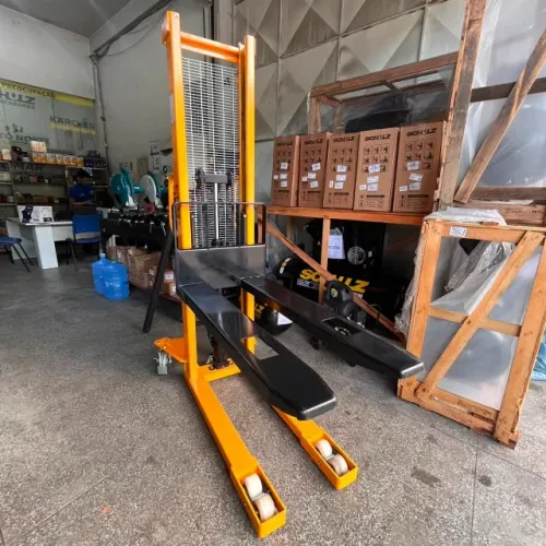 Empilhadeira Manual 1,5 ton menegotti - nova e com garantia