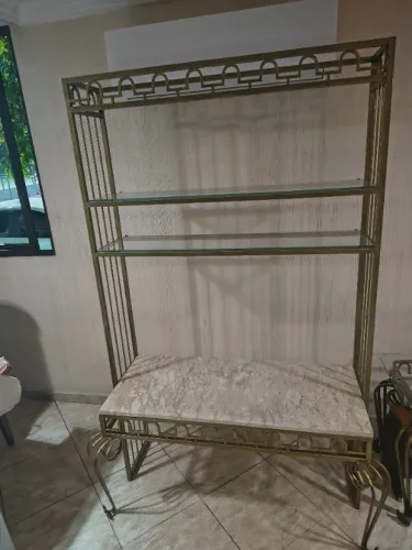 Vendo estante linda mármore Bahia vidros temperados e ferro galvanizado.