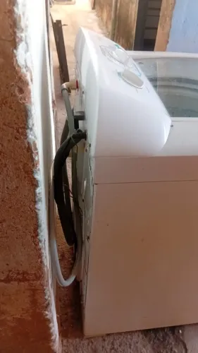 Vendo essa máquina está estragada tem que trocar duas peças rolamento e fazer fizitoria