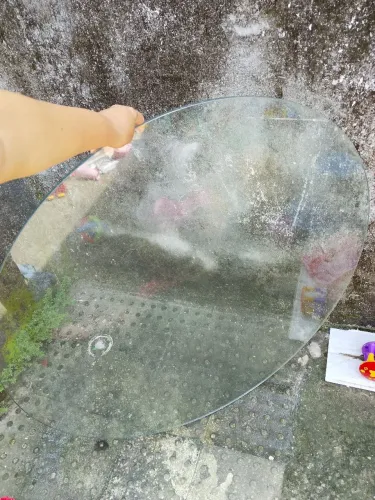 um tampo de mesa de vidro (ou o vidro que compõe o topo de uma mesa).