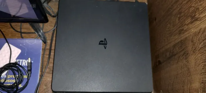 Vendo PS4, usado poucas vezes (com cabos)