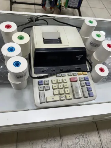 Calculadora Sharp EL-2630P usada com 15 bobinas de papel
