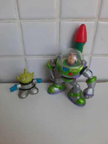 Bonecos miniaturas do Buzz Lightyear e do Alien do filme Toy Story