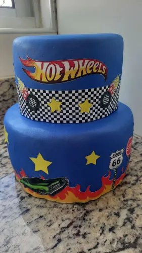 Bolo de isopor 2 andares da hotwheels