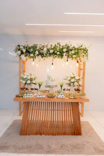 Mesa Decorada Completa com Pergolado Floral e iluminação