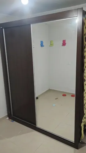 GUARDA ROUPA COM ESPELHO NA PORTA