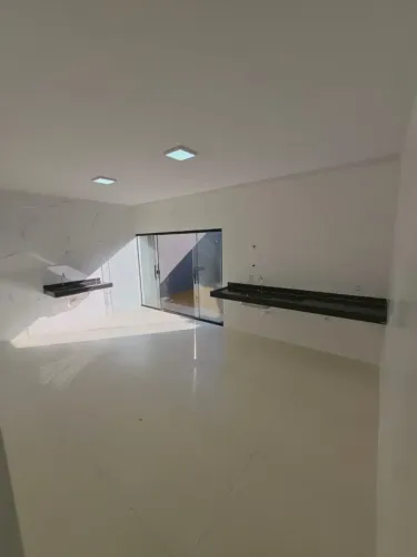Casa de médio padrão de 3/4 quartos sendo uma suíte no Jardim Itaipu