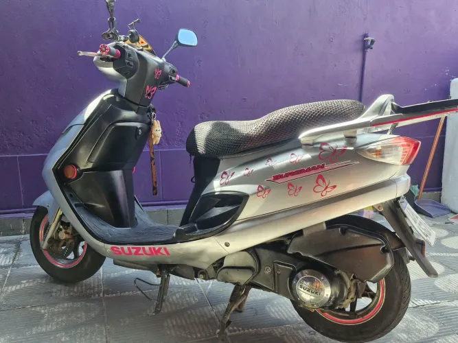 Moto Suzuki Burgman 125
