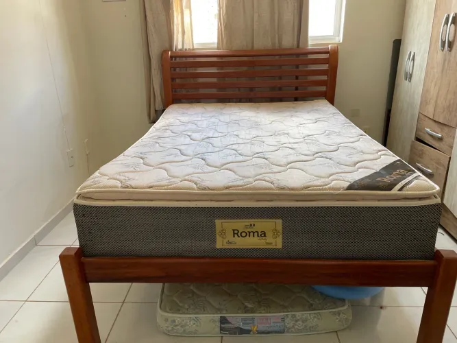 Cama Queen em madeira 