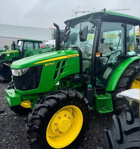 Trator John Deere 5075E 4x4 Cabinado (Ano Recente) - Excelente Estado