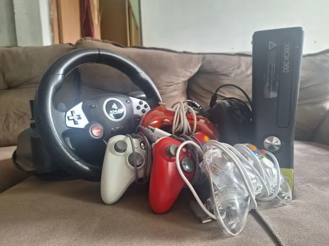 Xbox 360 slim desbloqueado* sem a fonte* + volante e pedais