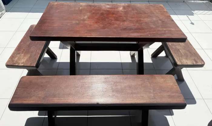 Mesa com bancos de Madeira