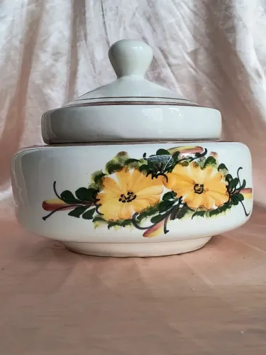 linda sopeira anos 60 em faiança com floral amarelo oxum decoração cozinha vintage antigo