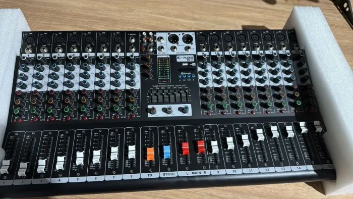 Mesa de som com 16 canais 